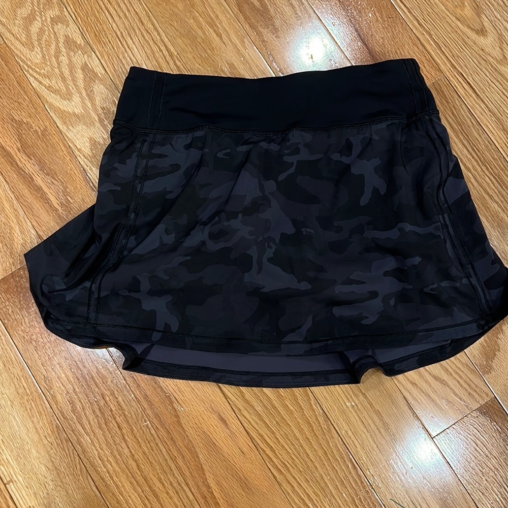 lululemon camo skirt, size 4. Worn once.